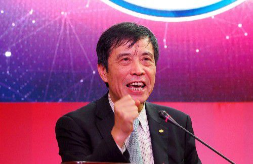 正当韦一航专心致志观看马小远喝;失恋水时，妈妈陶慧端着一盘水果直接走进房间，看到儿子惊慌失措地在一瞬间盖上电脑，她显然误会了什么，一边说着;怪我怪我，忘敲门了，一边走出房间告诉儿子继续看吧